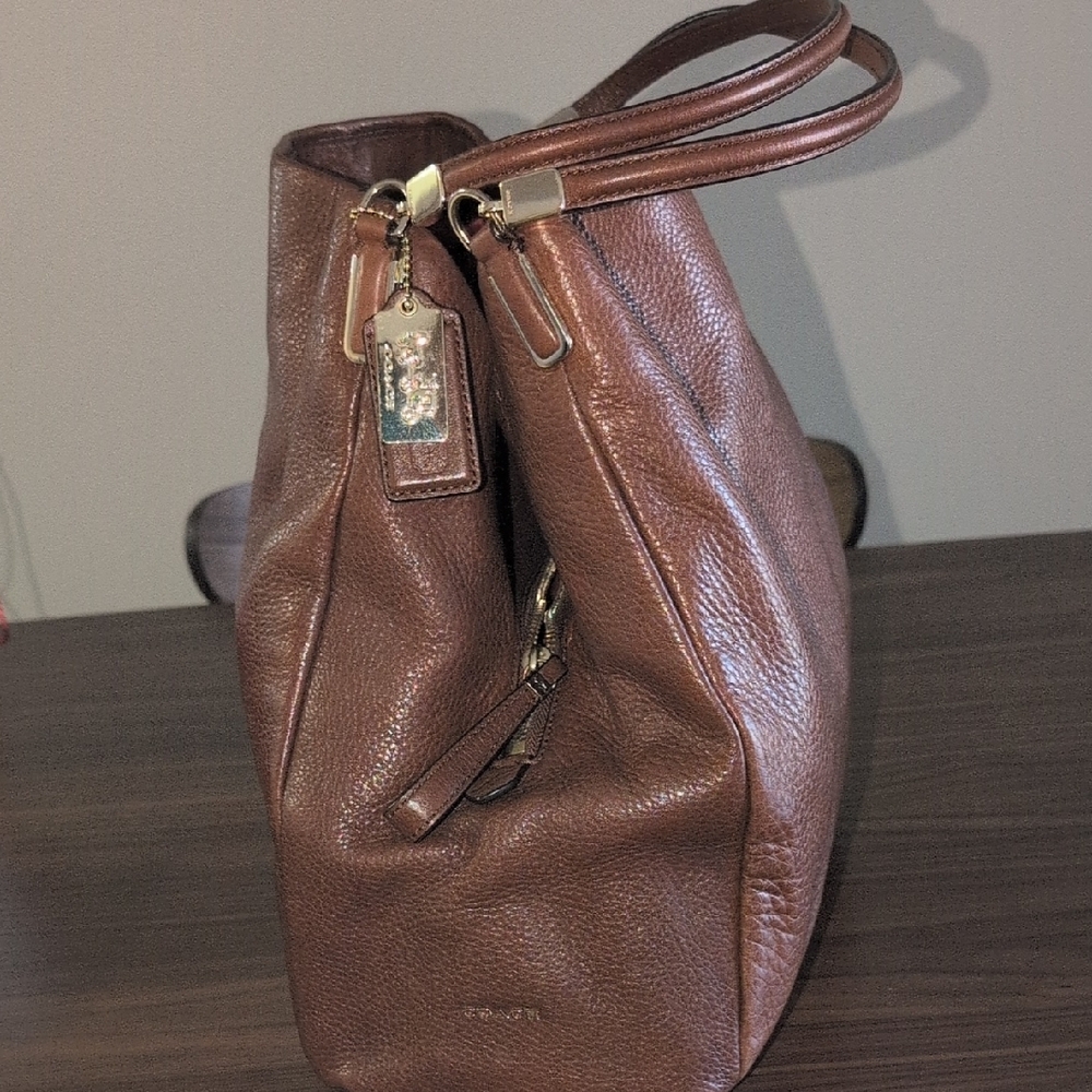 Elegant Brown Leather Shoulder Bag - Picture 3 of 3